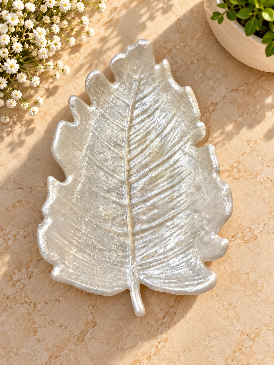 Pearl white leaf-shaped jewelry dish